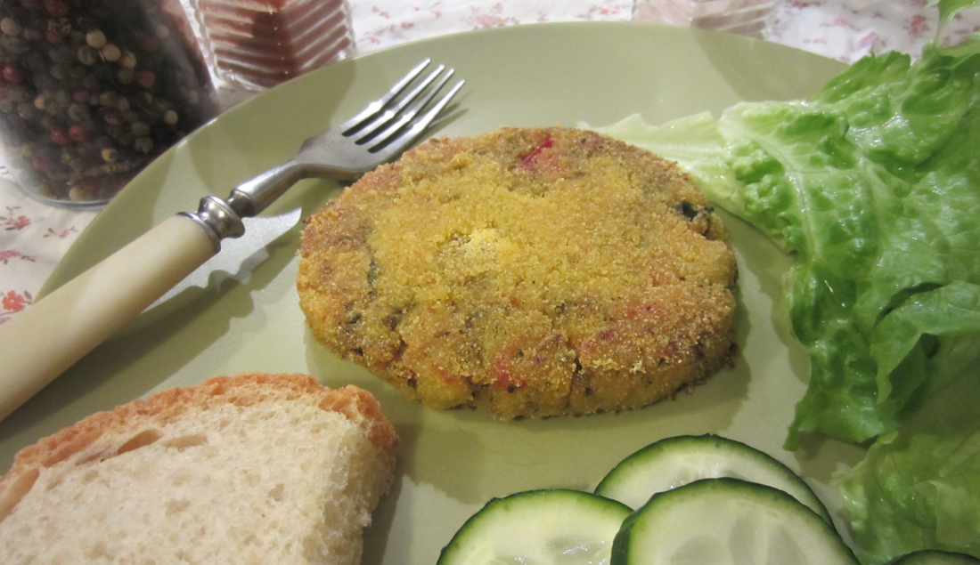 Cotolette vegane di patate con pomodori e basilico