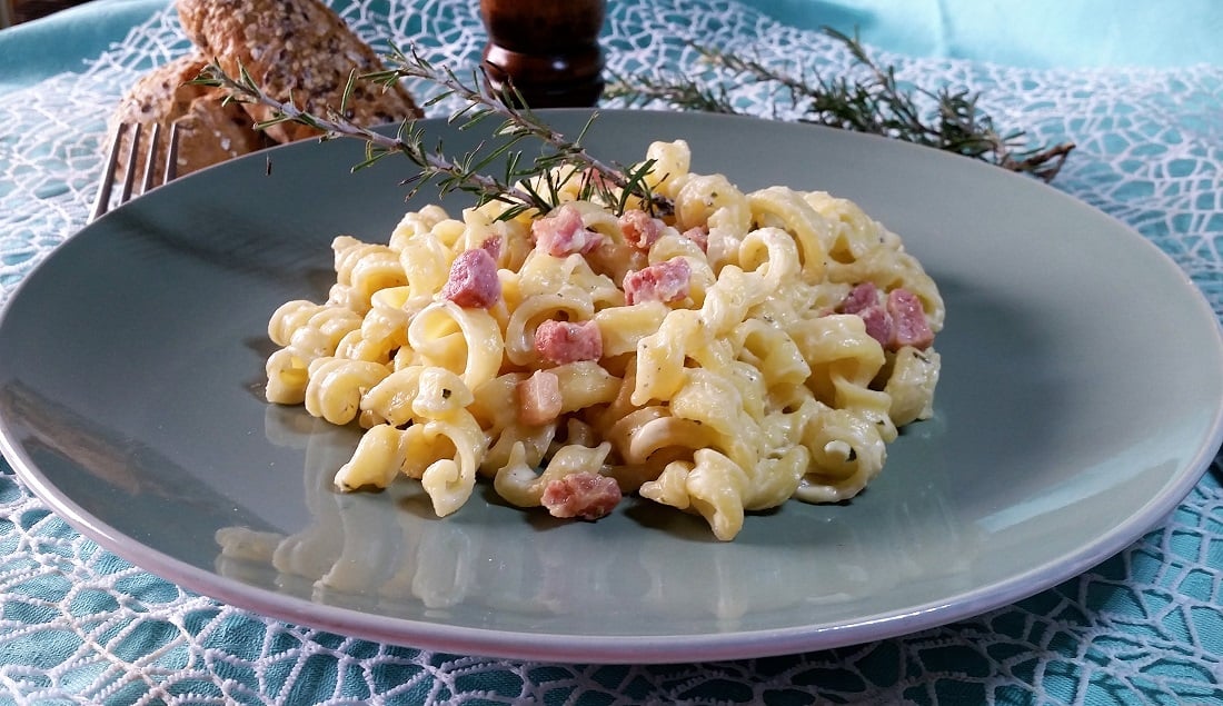 Pasta con pancetta e brie