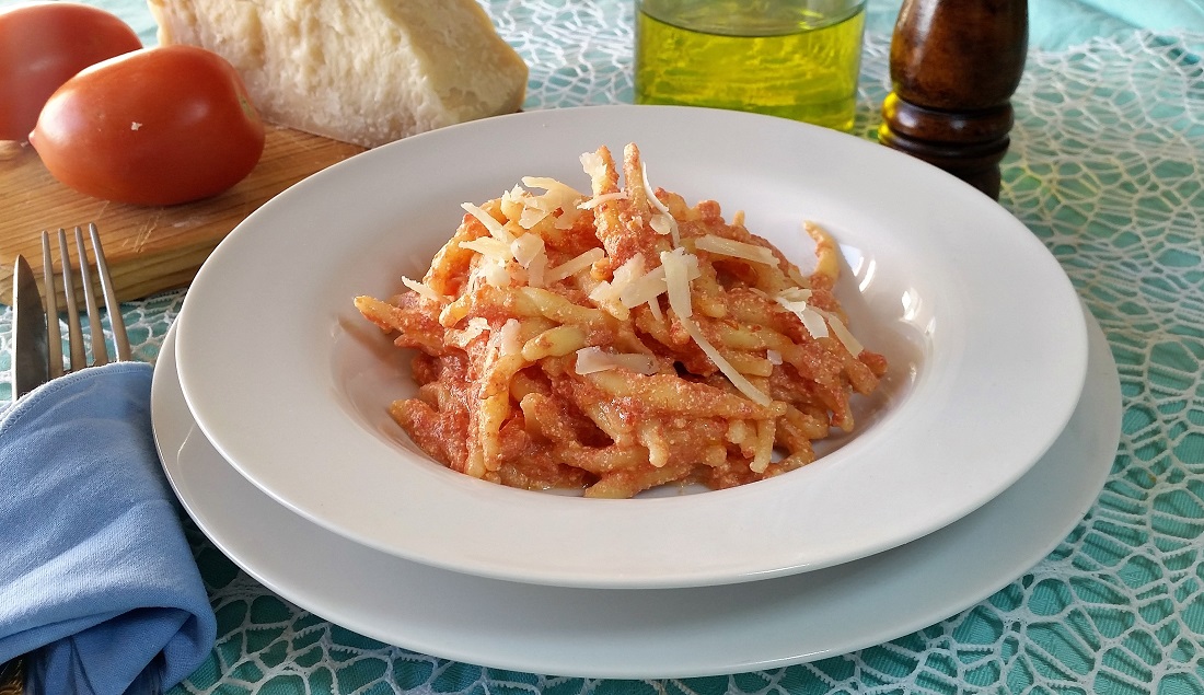 Pasta con pomodoro e ricotta